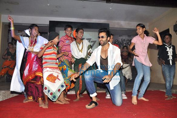 jackky unveils rangrezz gangnam video at dharavi 9