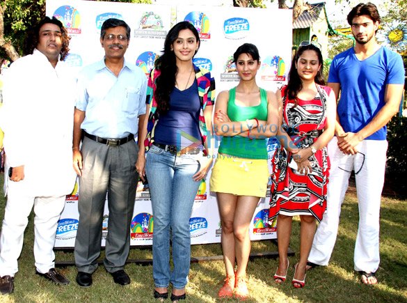 casts of ammaa ki boli celebrate holi at esselworld 4