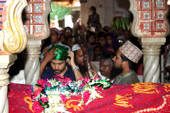 emraan hashmi visits haji ali dargah for ek thi daayan 3