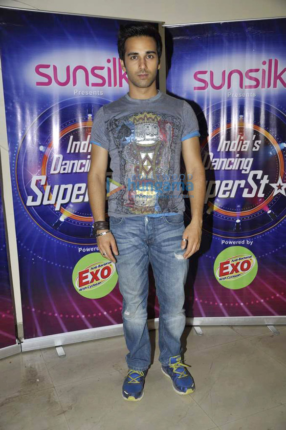 starcast of fukrey on the sets of indias dancing superstar 5