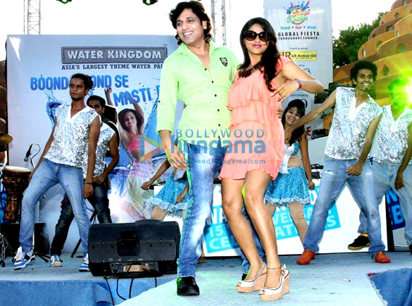 hrishita bhatt went with cast of film ziindagi 50 50 to promote at water kingdom 7