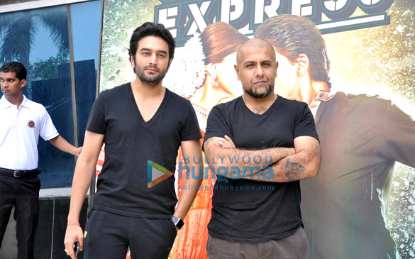 shahrukh deepika at the trailer launch of chennai express 15