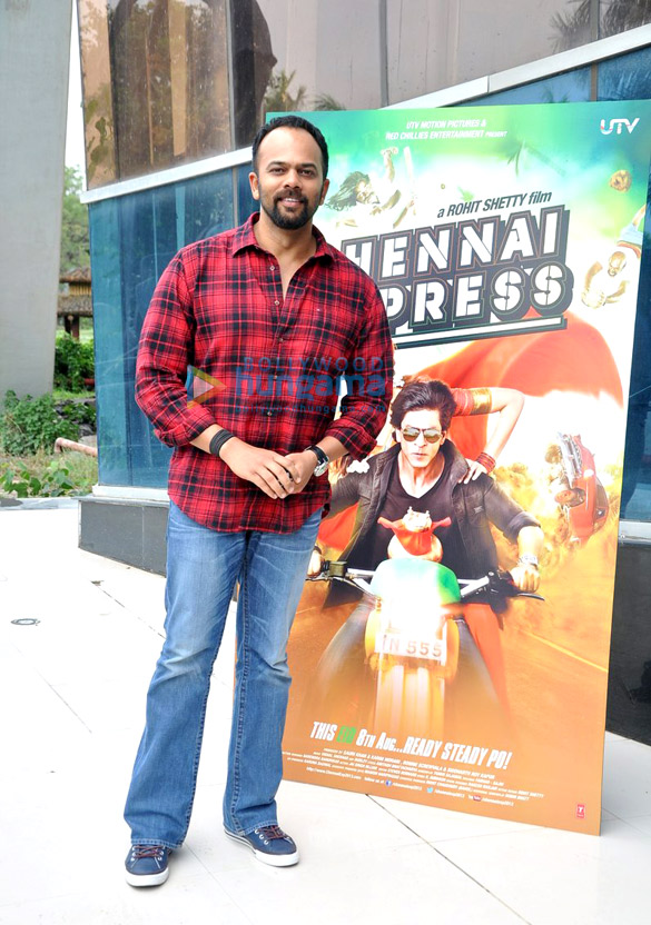 shahrukh deepika at the trailer launch of chennai express 17