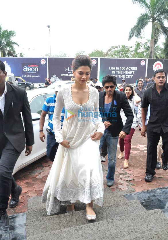 shahrukh deepika at the trailer launch of chennai express 20
