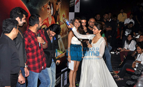 shahrukh deepika at the trailer launch of chennai express 6