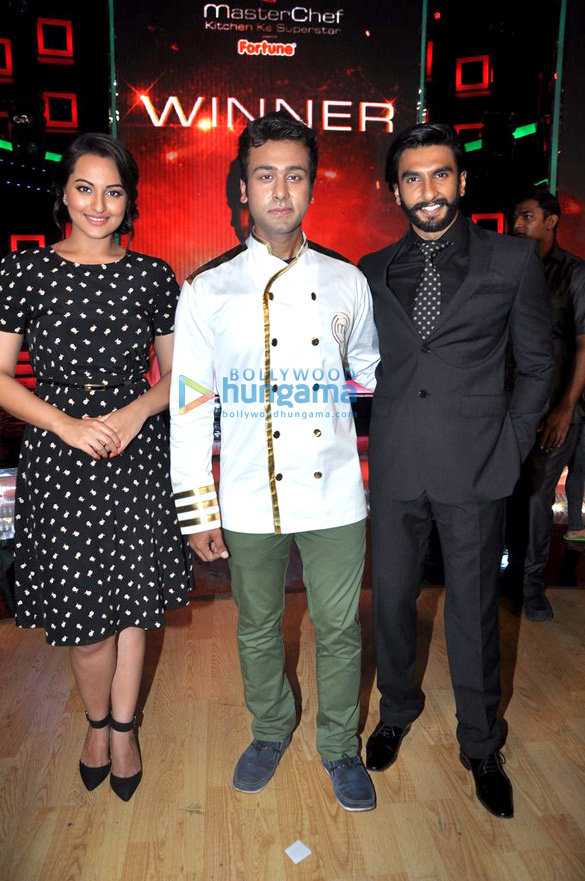 ranveer singh sonakshi at the grand finale of masterchef india 3 15