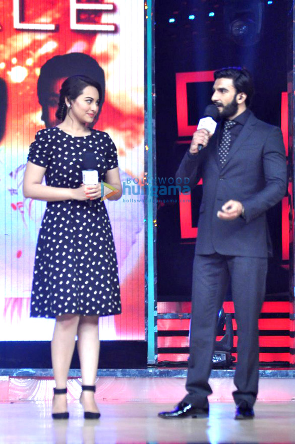 ranveer singh sonakshi at the grand finale of masterchef india 3 5