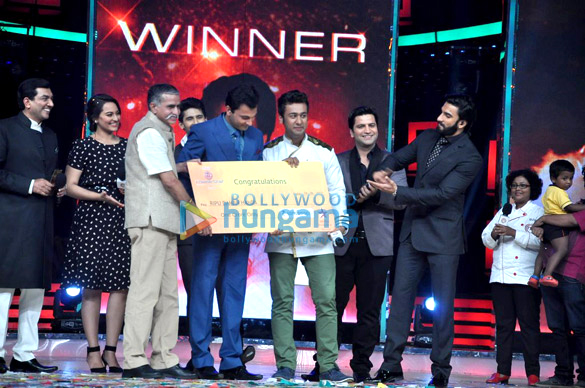 ranveer singh sonakshi at the grand finale of masterchef india 3 2