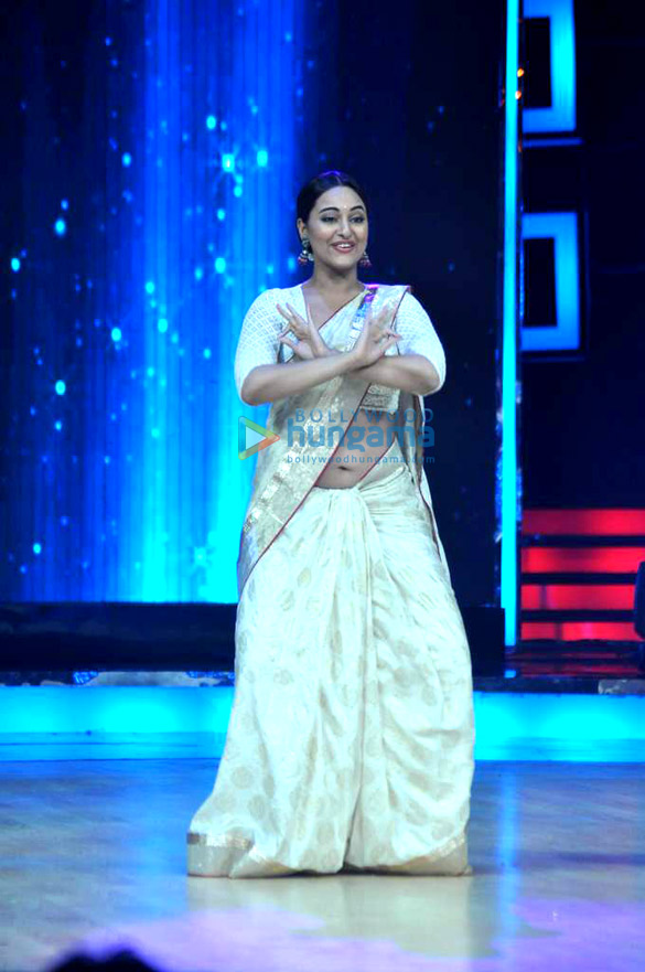 sonakshi ranveer promote lootera on indias dancing superstar 3
