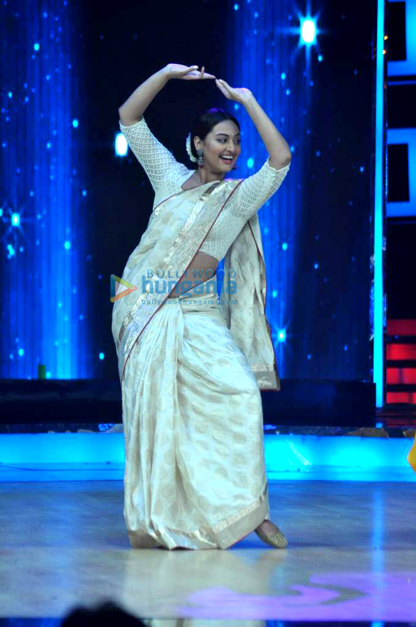 sonakshi ranveer promote lootera on indias dancing superstar 7