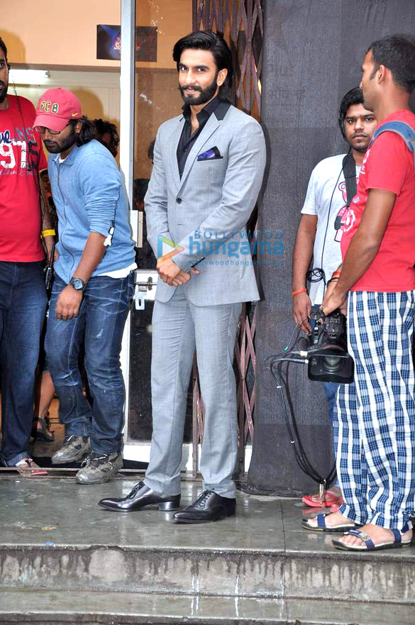 sonakshi ranveer promote lootera on indias dancing superstar 14