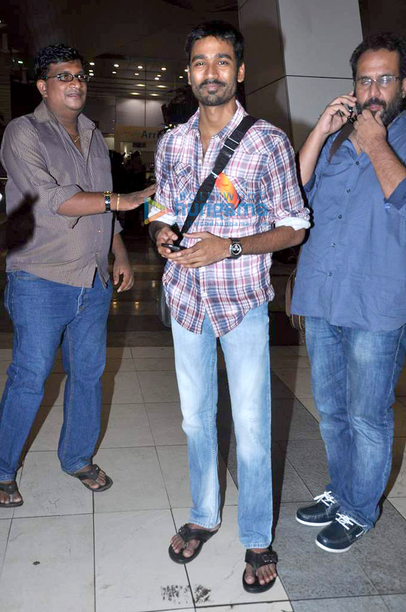 dhanush sonam snapped returning from chennai 7