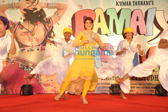 jacqueline fernandez performs at ramaiya vastavaiya song launch 5