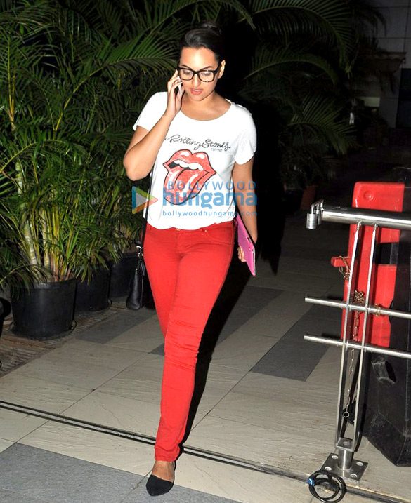 sonakshi snapped as she arrives post promoting lootera in delhi 6