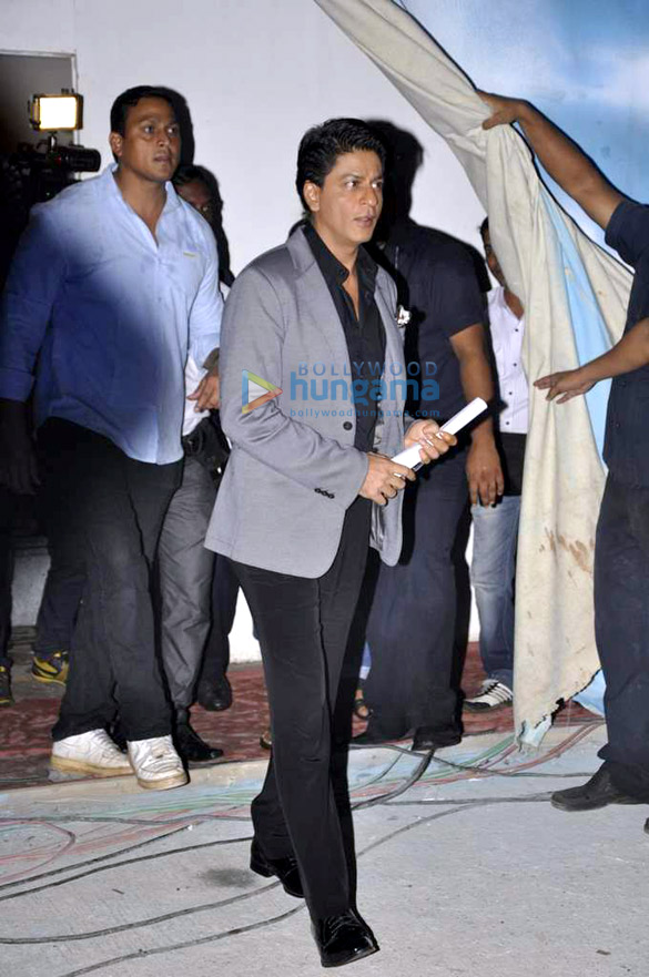 shahrukh promotes chennai express on taarak mehta ka ooltah chashmah 16
