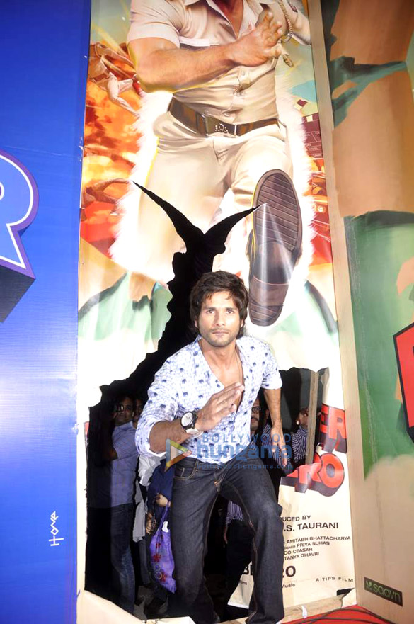 launch of tu mere agal bagal hai song from phata poster nikhla hero 10