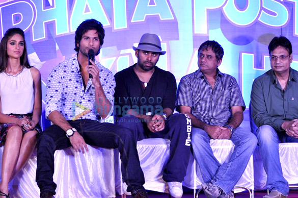 launch of tu mere agal bagal hai song from phata poster nikhla hero 6