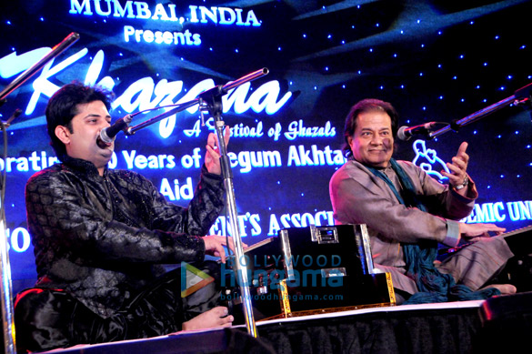 sumeet tappoo gives a soulful performance at the khazana festival 5