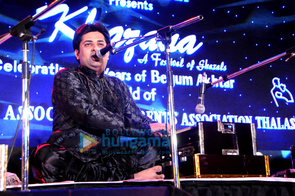 sumeet tappoo gives a soulful performance at the khazana festival 6