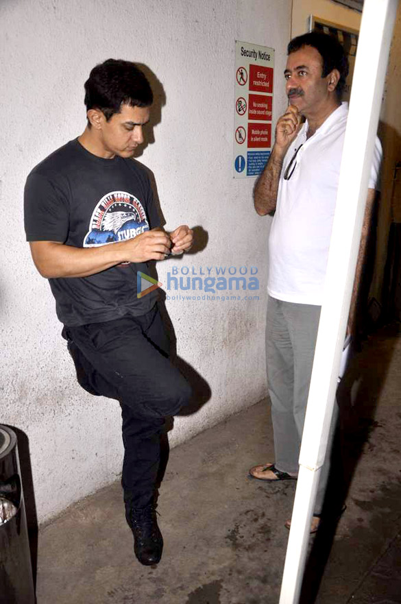 aamir khan snapped while dubbing for his film 3