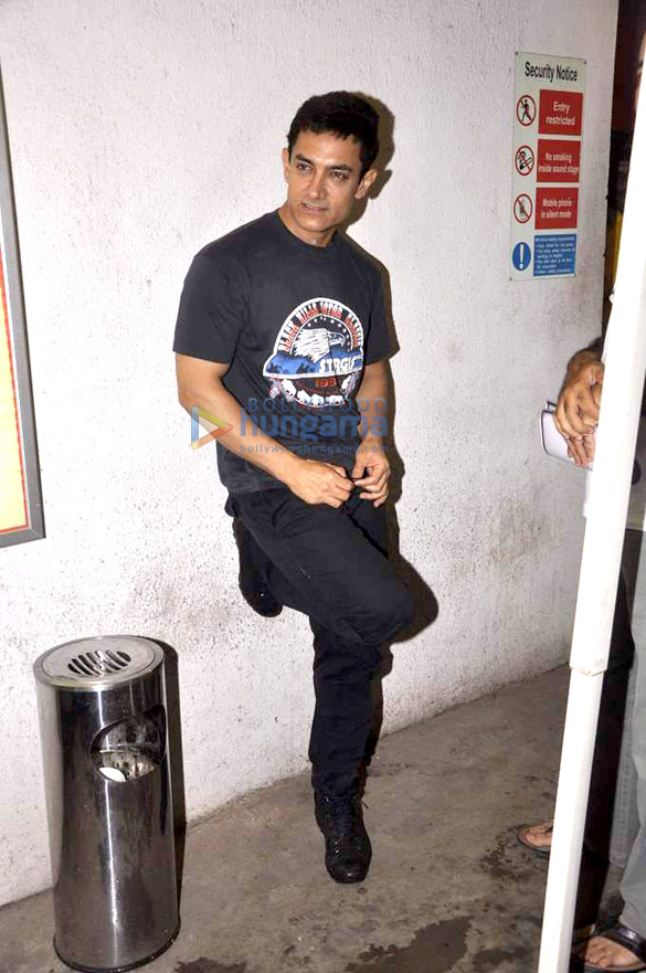 aamir khan snapped while dubbing for his film 4