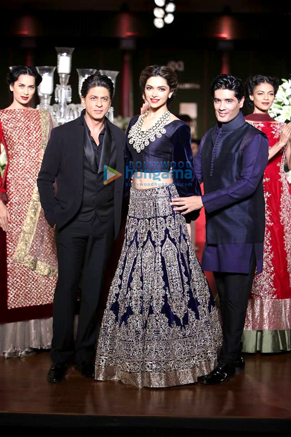 shahrukh deepika walk the ramp at pcj delhi couture week 2013 2