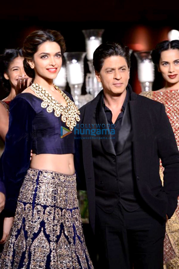 shahrukh deepika walk the ramp at pcj delhi couture week 2013 3