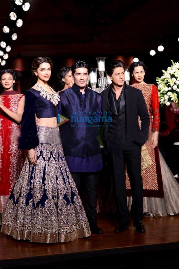 shahrukh deepika walk the ramp at pcj delhi couture week 2013 5