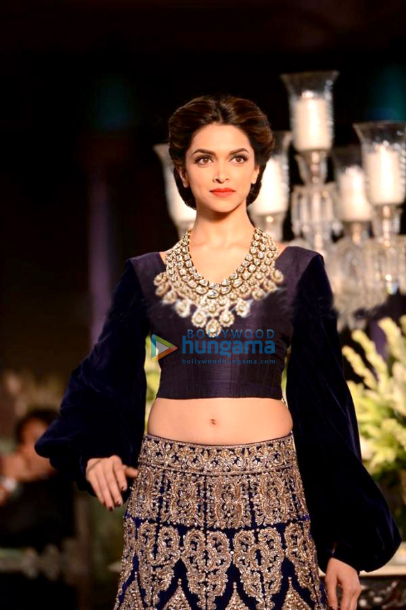 shahrukh deepika walk the ramp at pcj delhi couture week 2013 7