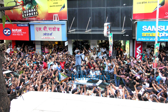 shahrukh stirs up mass hysteria at chennai express promotions 9