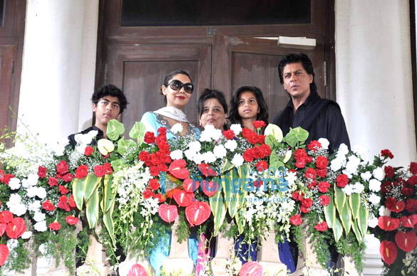 shahrukh khan invites media for eids lunch 14