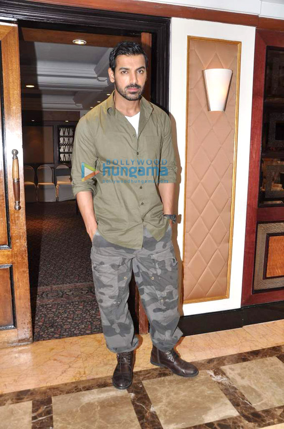 nargis john promote madras cafe at a special tv shoot 7