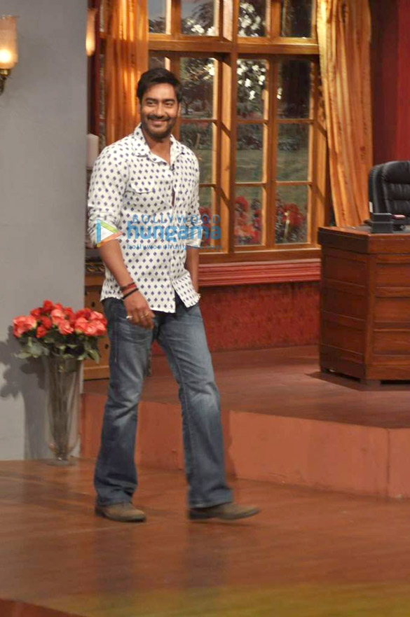 ajay promotes satyagraha at comedy nights with kapil 10