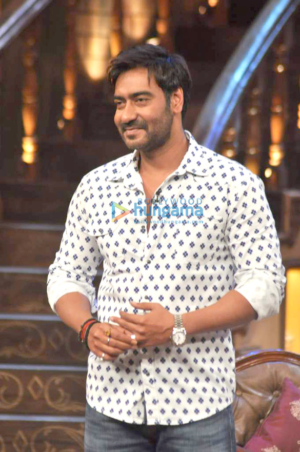 ajay promotes satyagraha at comedy nights with kapil 3