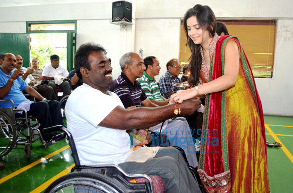 sonalee kulkarni celebrates raksha bandhan with paraplegic soldiers 2