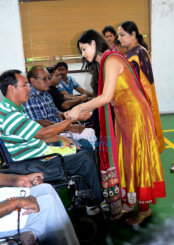 sonalee kulkarni celebrates raksha bandhan with paraplegic soldiers 3