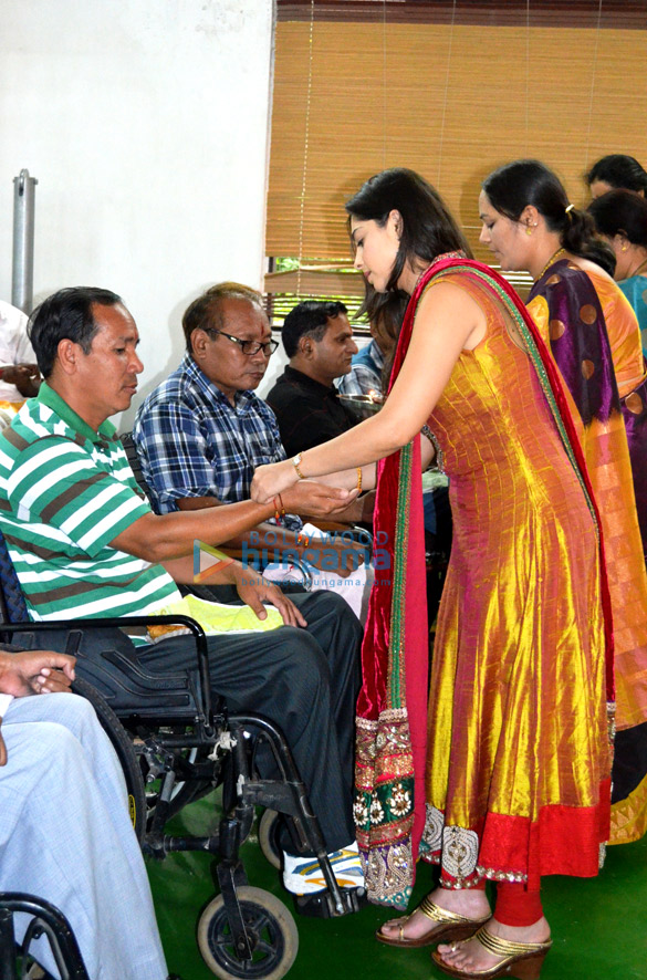 sonalee kulkarni celebrates raksha bandhan with paraplegic soldiers 4