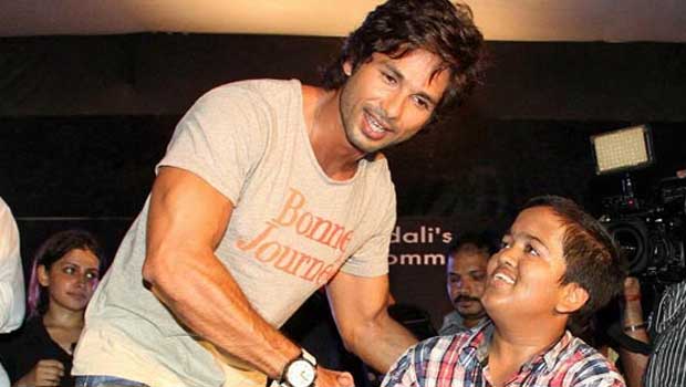 Shahid Promotes ‘Phata Poster Nikhla Hero’ At Podar College