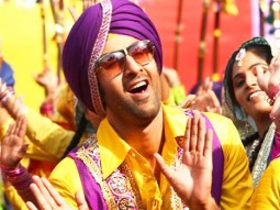 Aa Re Aa Re (Besharam)
