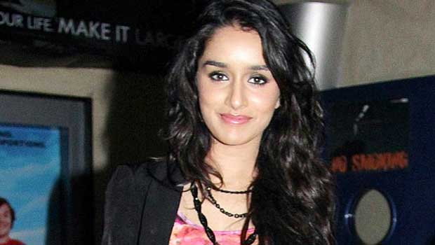 Shraddha Kapoor Sings ‘Tum Hi Ho’ In Baramati