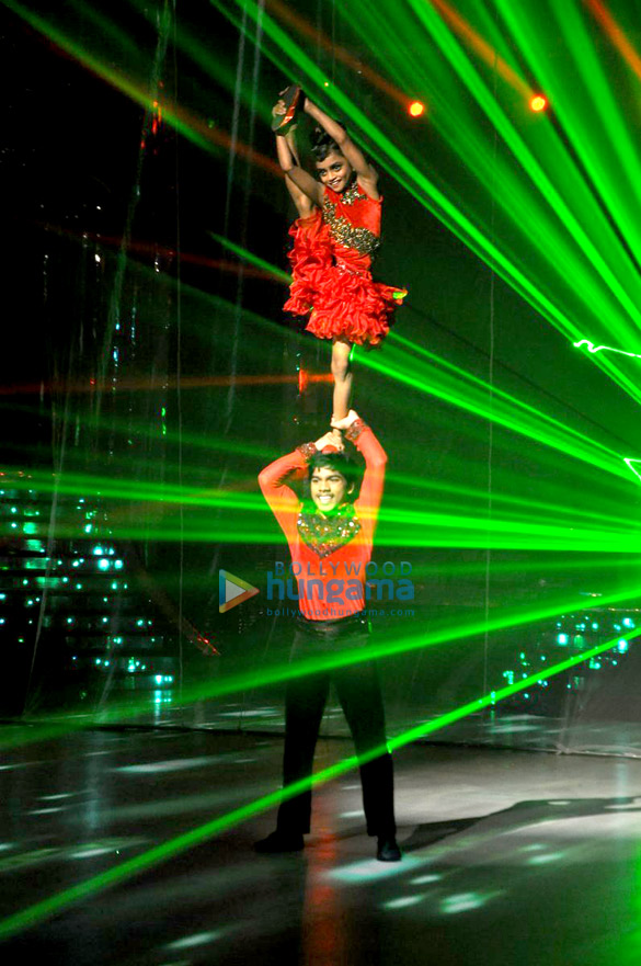hrithik priyanka promote krrish 3 on jhalak dikhhla jaa finale 19