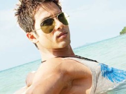 Shahid Kapoor Sings ‘Tu Mere Agal Bagal’ Song