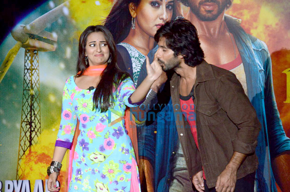 shahid sonakshi unveil first look of r rajkumar 7