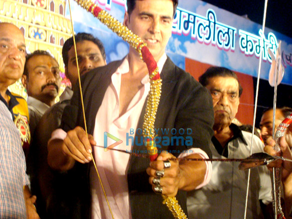 akshay kumar burns raavan at lal qila maidaan in delhi 10