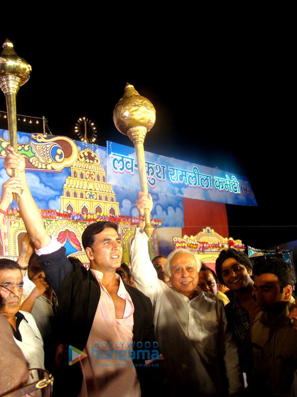 akshay kumar burns raavan at lal qila maidaan in delhi 3