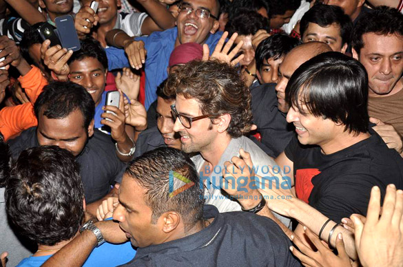 hrithik vivek promote krrish 3 at chandan 8