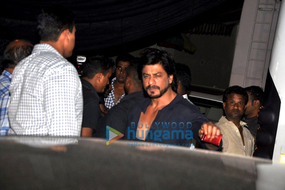 shahrukh khan with cast snapped on happy new year sets 3