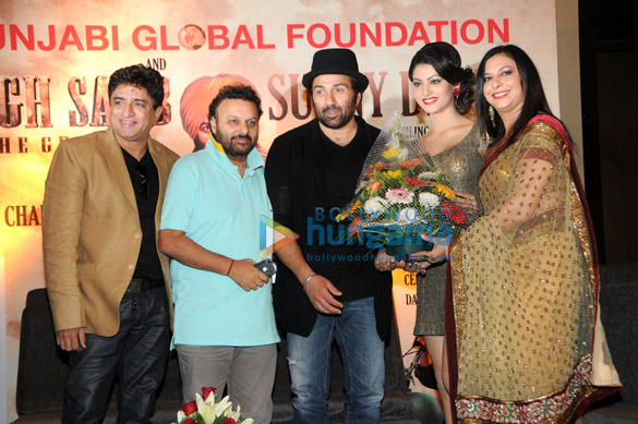 sunny deol unveils shaheed bhagat singhs wax statue 2