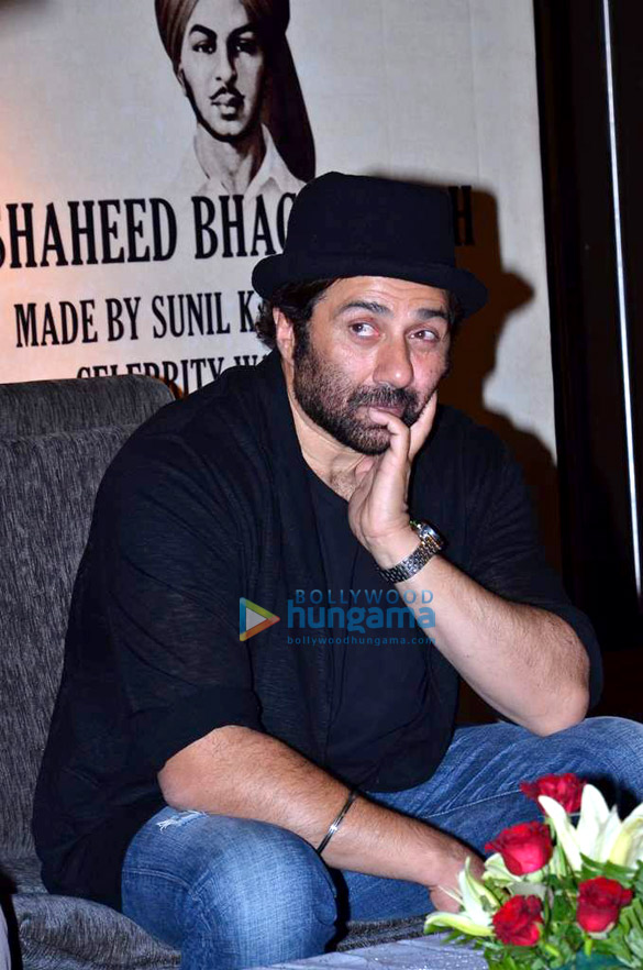 sunny deol unveils shaheed bhagat singhs wax statue 14