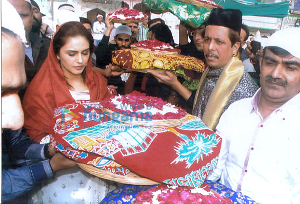 huma qureshi visits ajmer sharif to take blessing for dedh ishqiya 6
